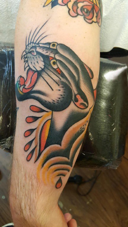 纹身豹子 男生手臂上彩色的豹子纹身图片