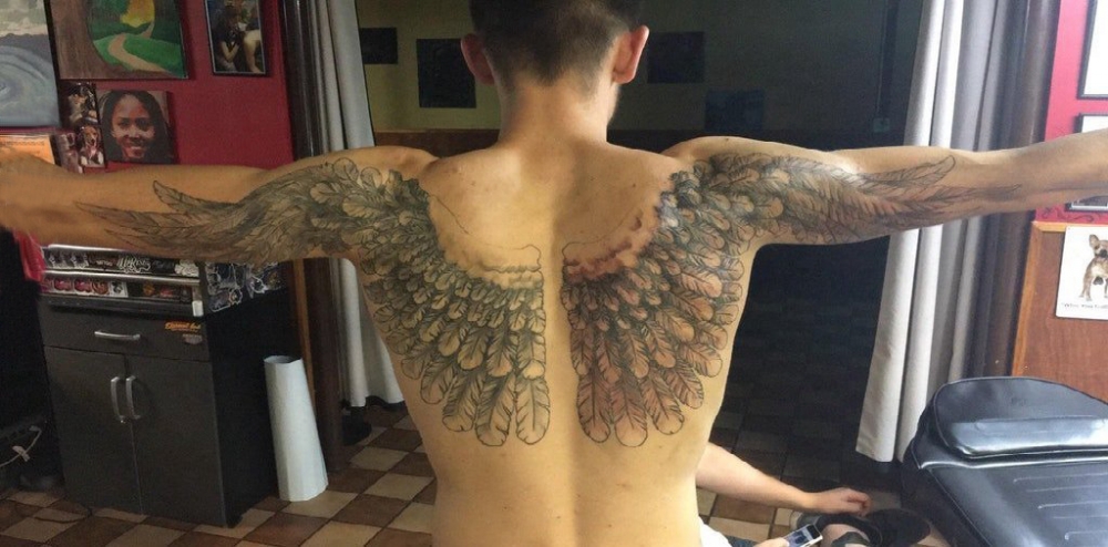 纹身背部翅膀  男生背部黑灰的翅膀纹身图片