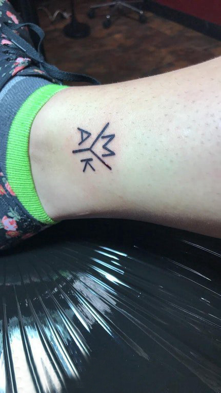 纹身女字母图  女生脚踝上黑色的字母纹身图片