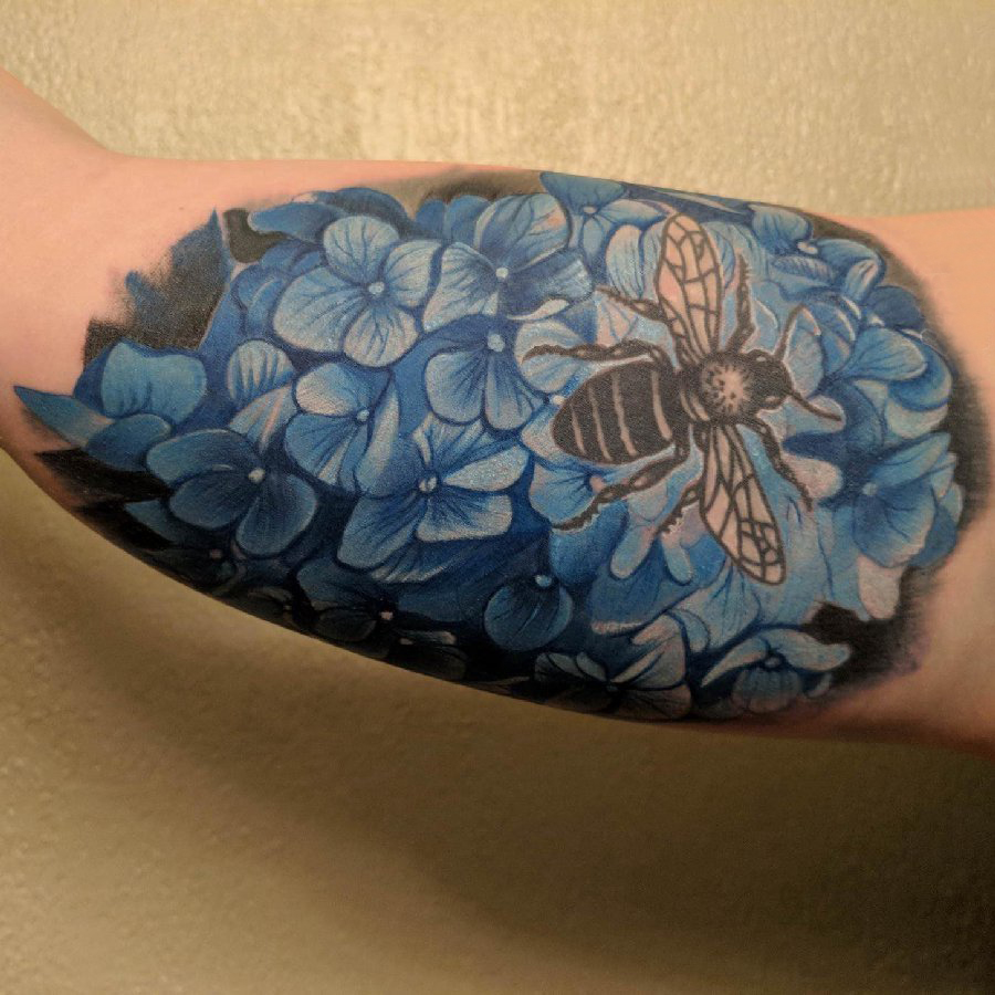 纹身图案花朵  男生大臂上彩色的花朵和蜜蜂纹身图片