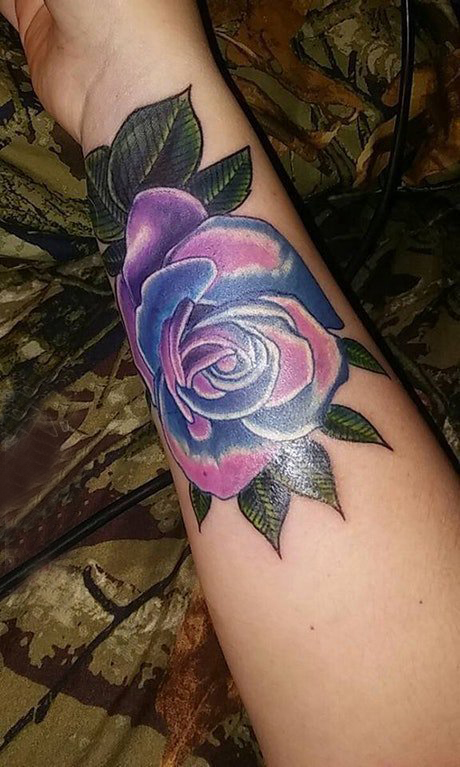 纹身图花朵枝叶  女生手臂上彩绘花朵枝叶纹身图片