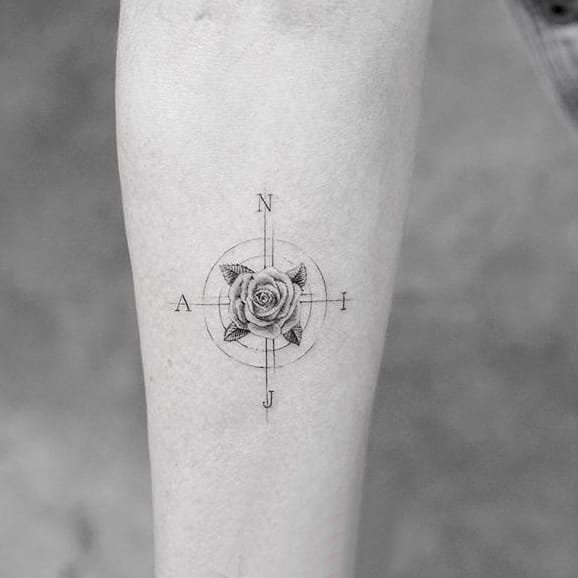 纹身图女小清新 女生手臂上指南针和玫瑰纹身图片