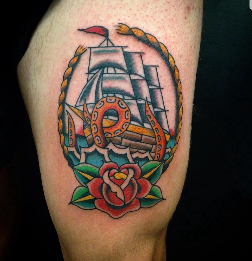 纹身小帆船  男生手臂上帆船和花朵纹身图片