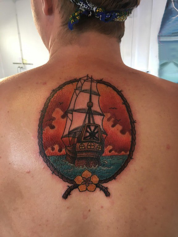 纹身小帆船 男生背部帆船纹身图片