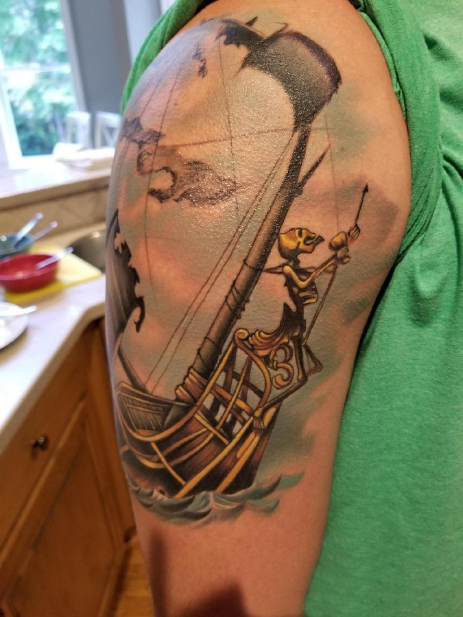 纹身小帆船 男生手臂上彩色的帆船纹身图片