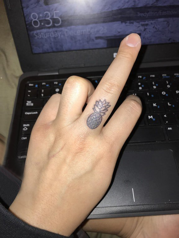 纹身小巧 女生手指上黑色的菠萝纹身图片