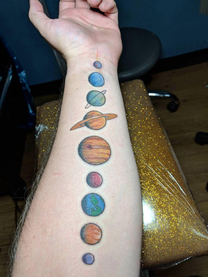 纹身星球  男生手臂上彩色的星球纹身图片