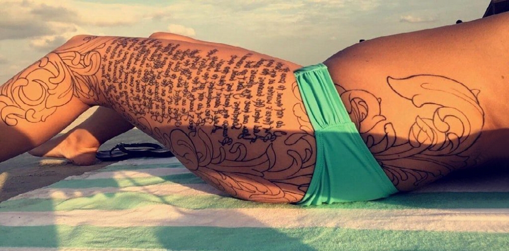 纹身英文字体  女生腿部黑色的英文字体纹身图片