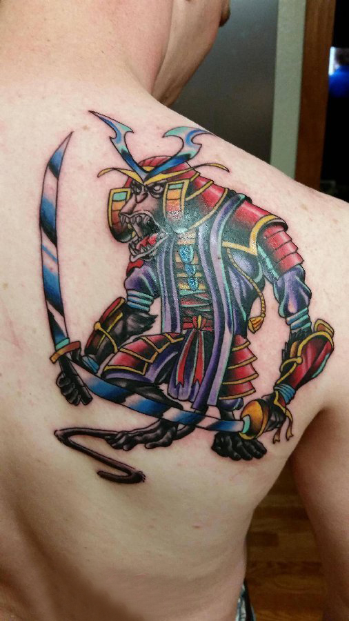 武士纹身  男生肩部彩色的武士纹身图片