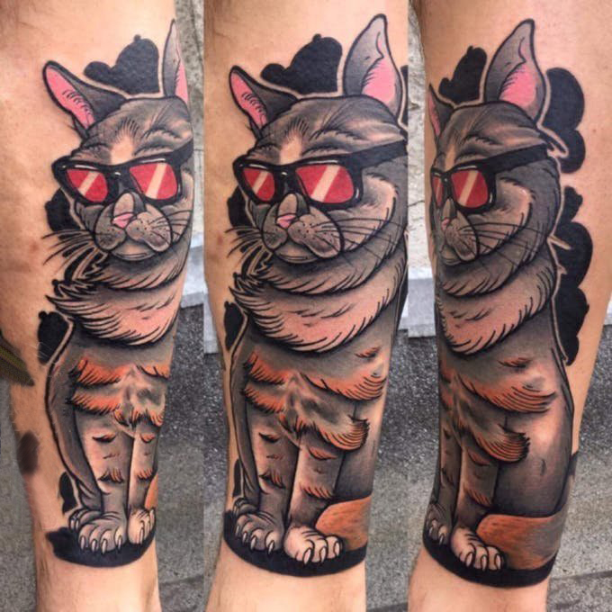 小猫咪纹身 男生小腿上彩色的小猫咪纹身图片