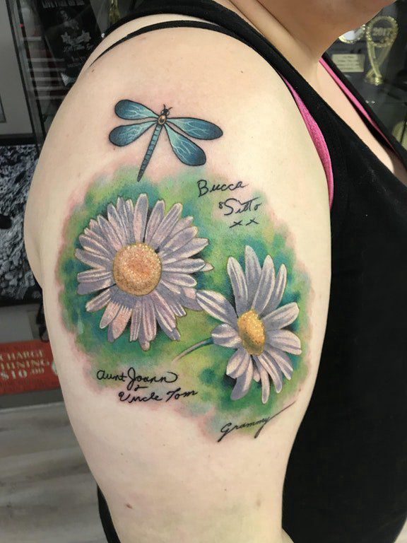 小清新植物纹身 女生大臂上蜻蜓和花朵纹身图片