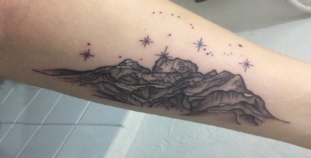 小山峰纹身  女生手臂上黑灰的小山峰纹身图片