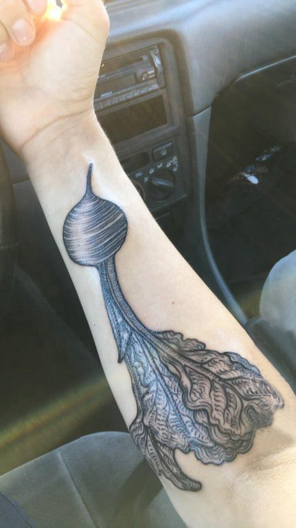 植物纹身 女生手臂上黑色的萝卜纹身图片