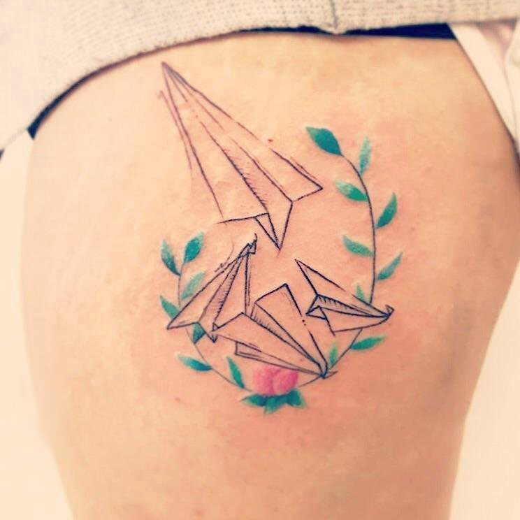 纸飞机纹身 女生大腿上纸飞机纹身图片