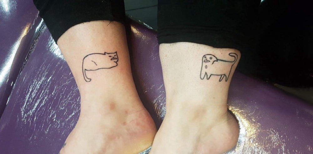 百乐动物纹身 情侣脚踝上猫和狗纹身图片