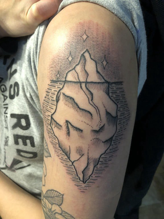 大臂纹身图 男生大臂上黑色的冰山纹身图片