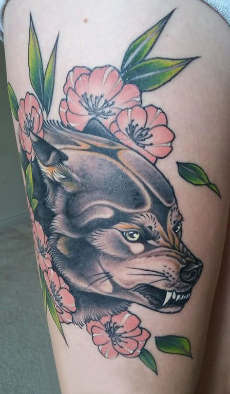 大腿纹身图女 女生大腿上花朵和狼头纹身图片
