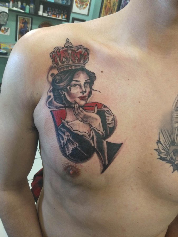 黑桃图案纹身 男生胸上黑桃和人物纹身图片