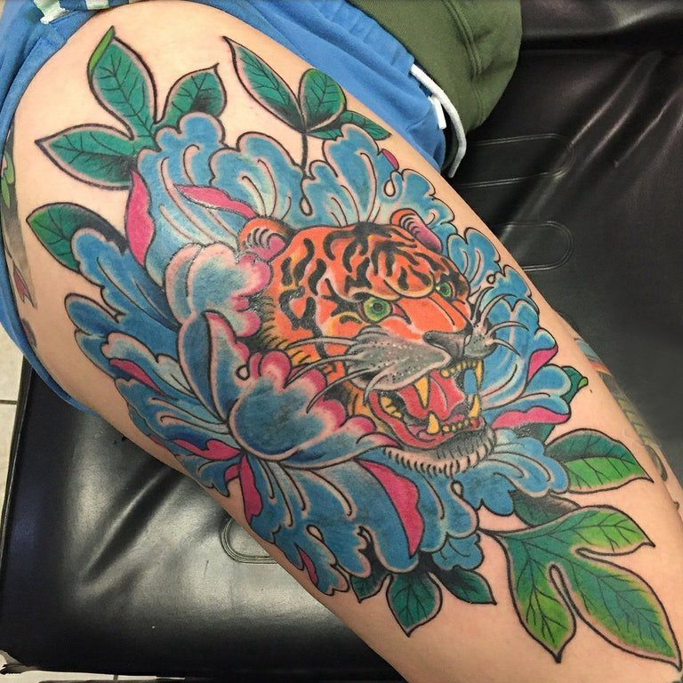 花朵和老虎纹身图案  女生大腿上花朵和老虎纹身图片