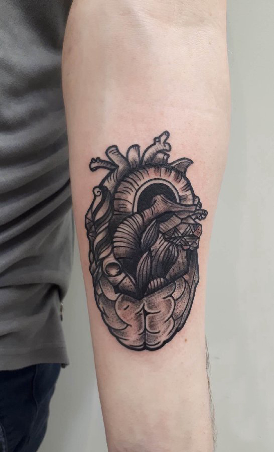 机械心脏纹身图案 男生手臂上黑色的心脏纹身图片