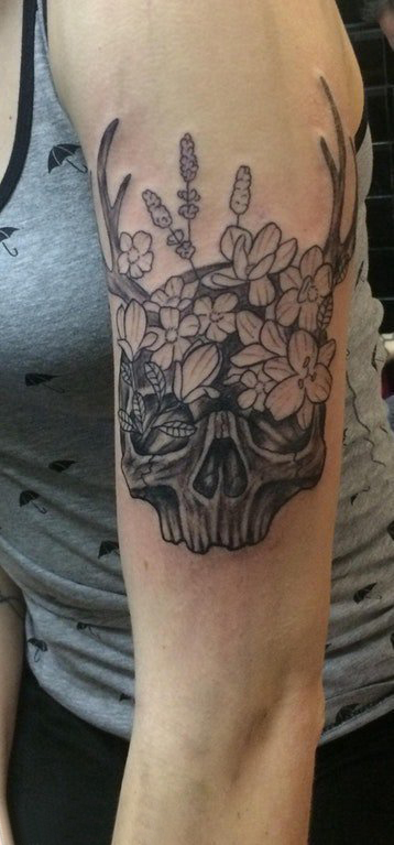 骷髅花臂纹身图片 女生手臂上花朵和骷髅纹身图片