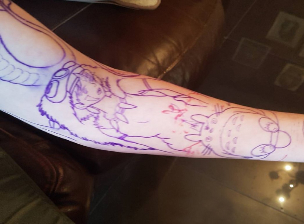 龙猫纹身图案 女生小臂上龙猫和人物纹身图片