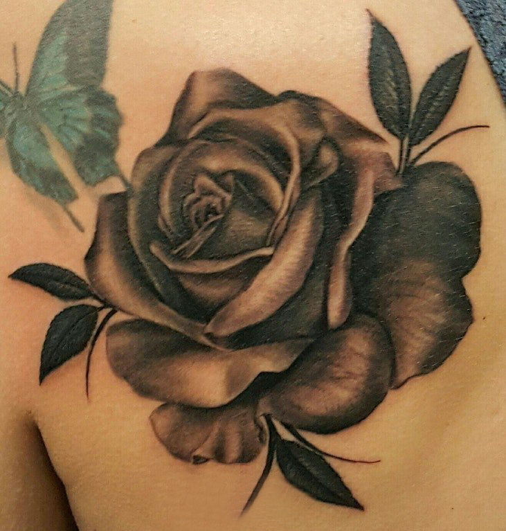 玫瑰纹身图 女生肩上彩绘玫瑰和蝴蝶纹身图片