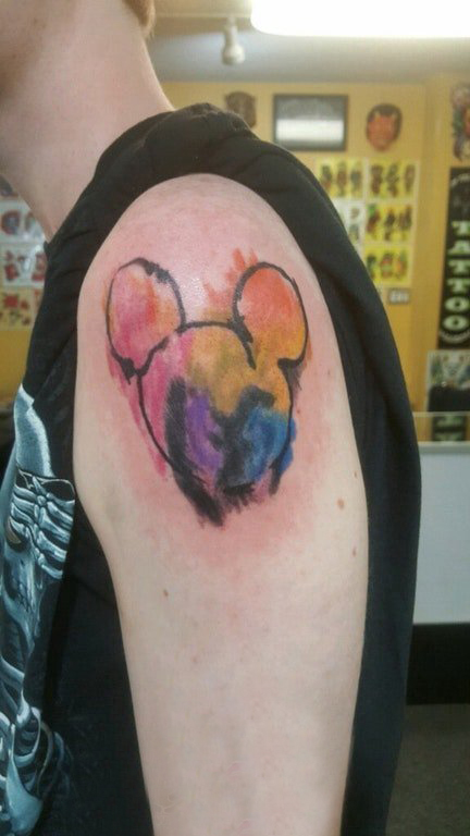 米老鼠头纹身  男生大臂上创意的米老鼠头纹身图片
