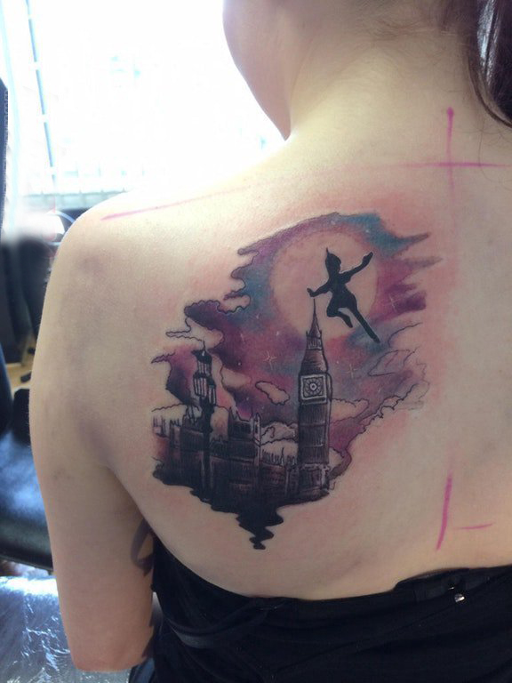 女生后背纹身图 女生后背上小精灵和建筑物纹身图片
