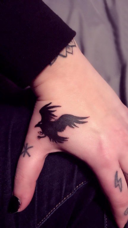女生虎口纹身图案 女生手背上黑色的乌鸦纹身图片