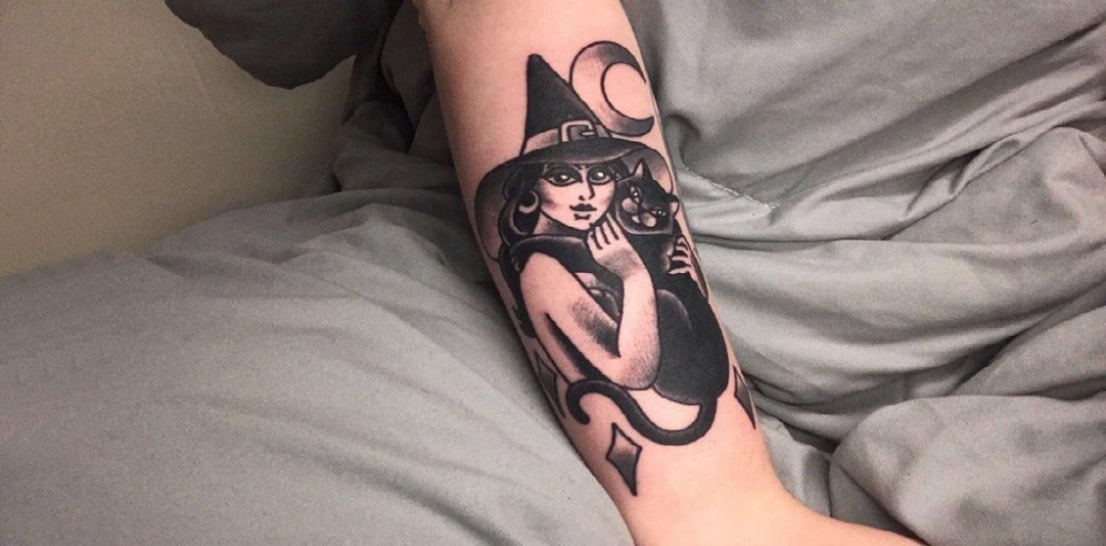 女巫纹身图案  女生手臂上女巫和猫纹身图片