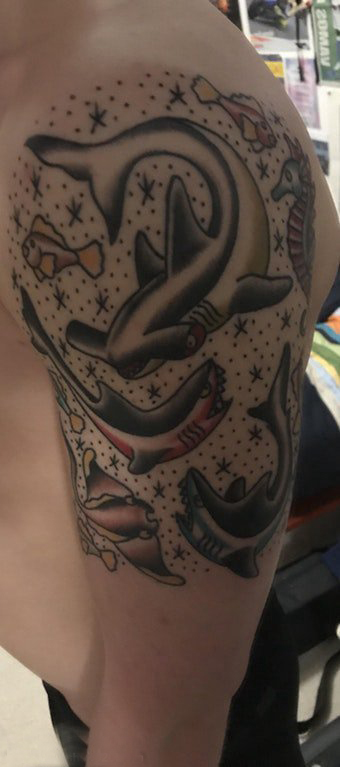 鲨鱼纹身图 男生大臂上凶猛的鲨鱼纹身图片