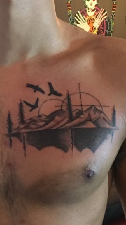 山水纹身图案  男生胸上黑灰的山水和鸟纹身图片