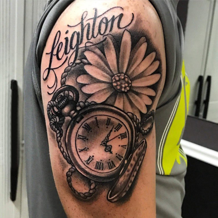 黑色极简纹身 男生大臂上花朵和时钟纹身图片