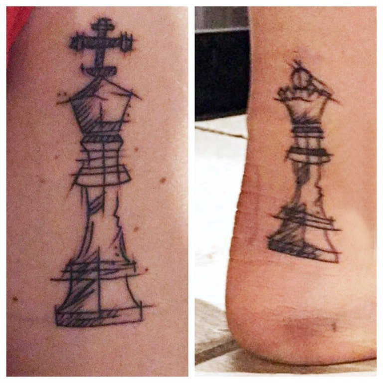 简易纹身素描 男生脚踝上黑色的象棋纹身图片