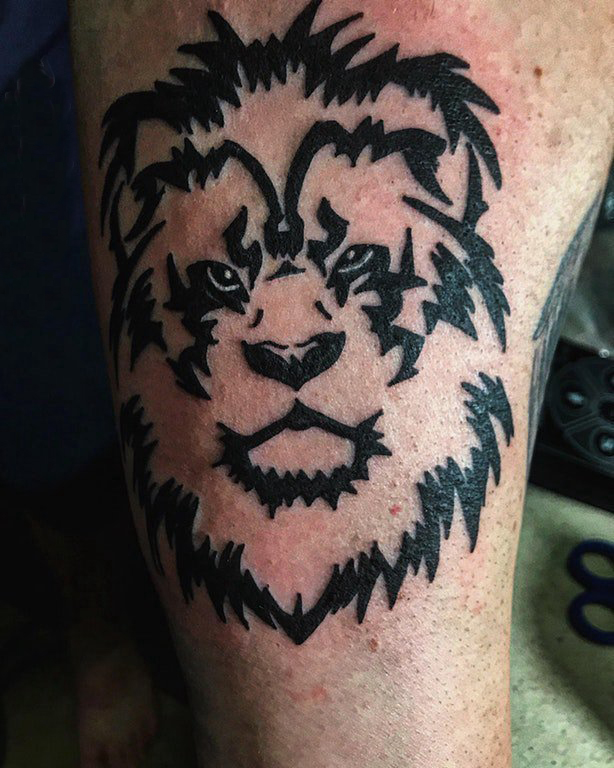 老虎头纹身图案  男生手臂上黑色的老虎头纹身图片