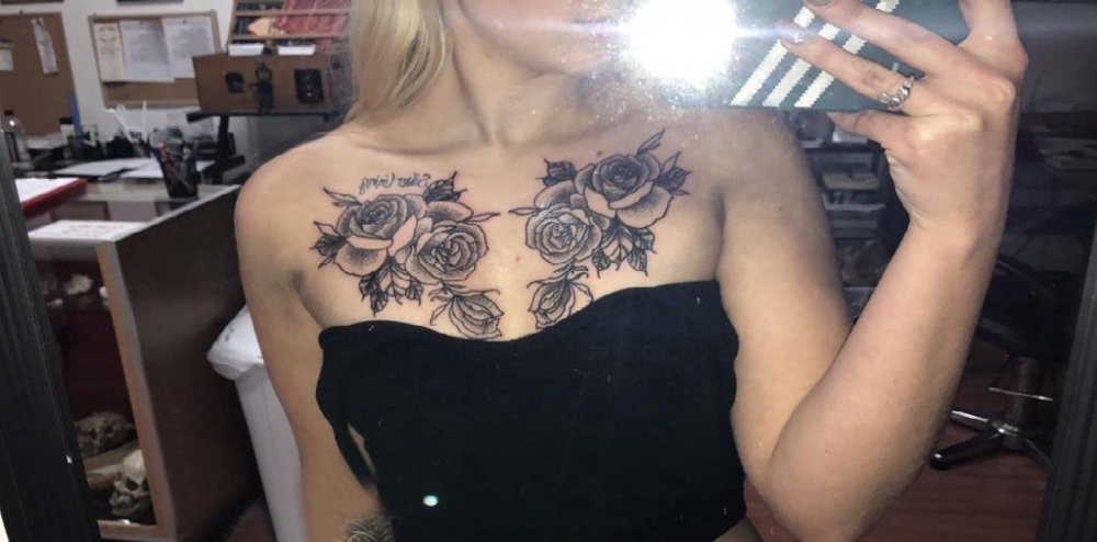 玫瑰纹身图  女生锁骨上黑色的玫瑰纹身图片