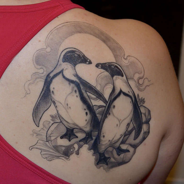 企鹅纹身图 男生后背上黑色的企鹅纹身图片