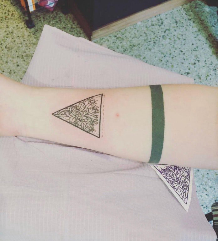三角形纹身图 女生手臂上植物和三角形纹身图片