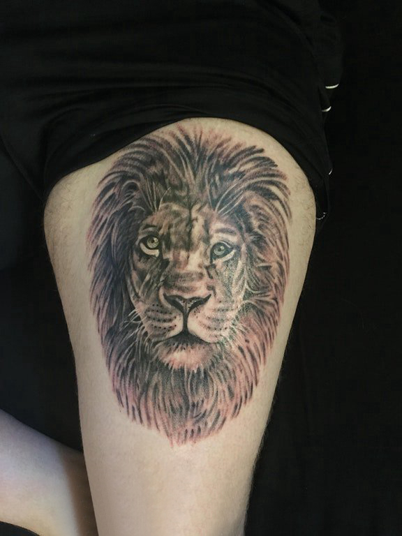 狮子头纹身图片 男生大腿上黑色的狮子纹身图片