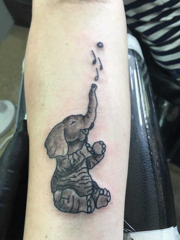 手臂内侧纹身图案 女生手臂上黑色的大象纹身图片