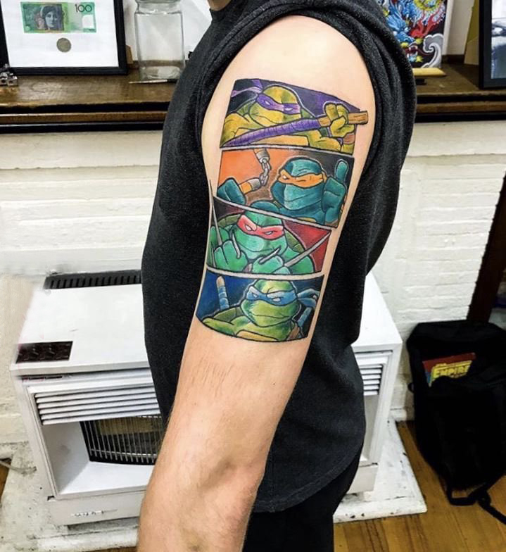 双大臂纹身 男生手臂上彩色的电影纹身图片