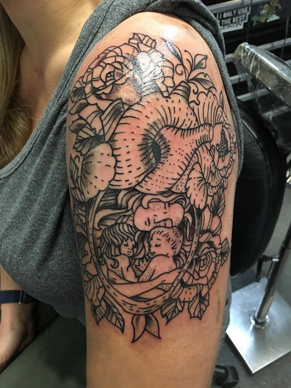 双大臂纹身 女生大臂上人物和花朵纹身图片