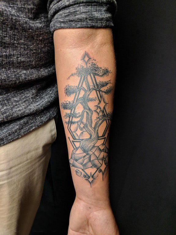 松树纹身 男生手臂上黑色的松树纹身图片