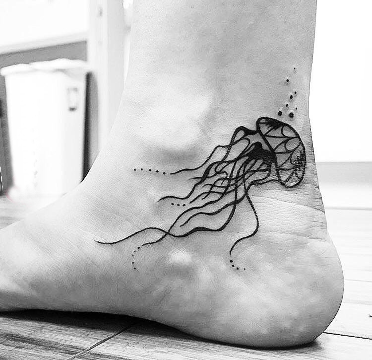 塔图纹身水母 女生脚踝上黑色的水母纹身图片