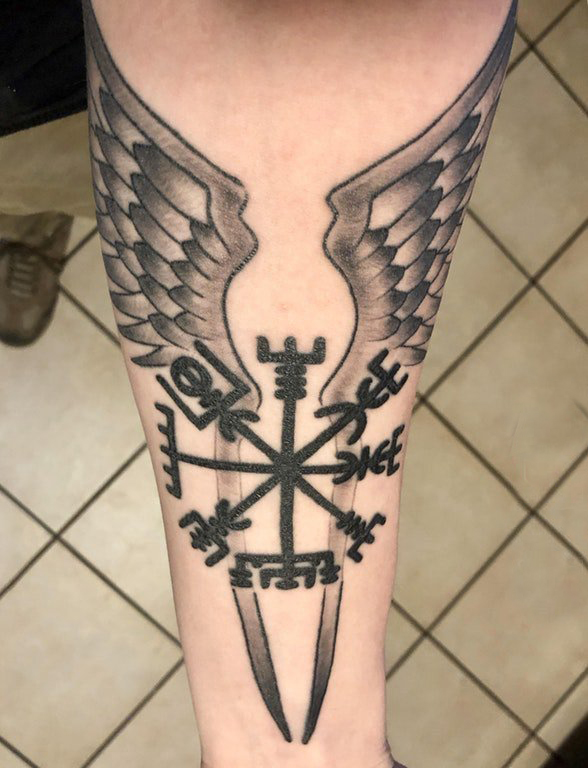 天使翅膀纹身图案  女生小臂上黑灰的翅膀纹身图片