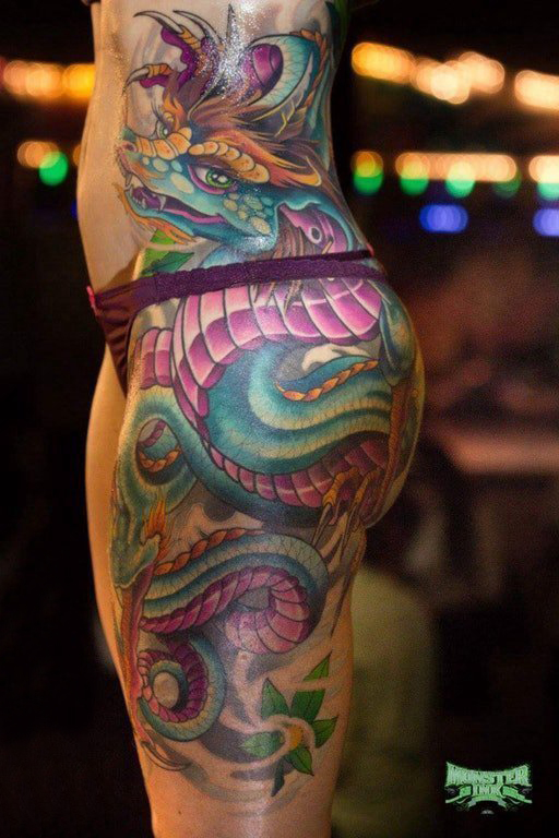 臀部纹身  女生臀部彩绘的龙纹身图片