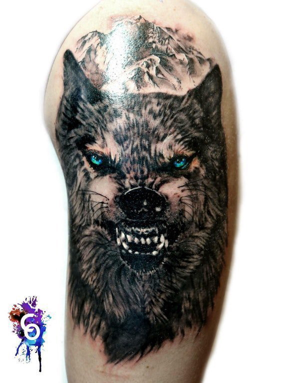 滴血狼头纹身 男生大臂上彩色的狼头纹身图片