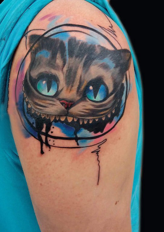 卡通可爱纹身图案 女生大臂上彩色的猫咪纹身图片