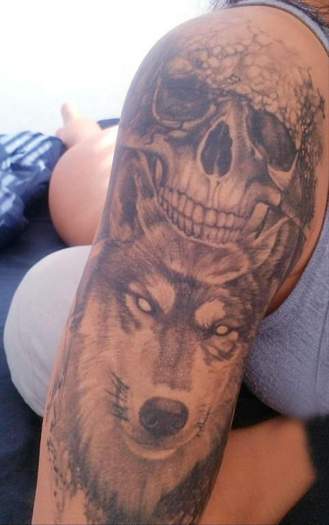 骷髅和狼纹身图案  男生手臂上骷髅和狼纹身图片